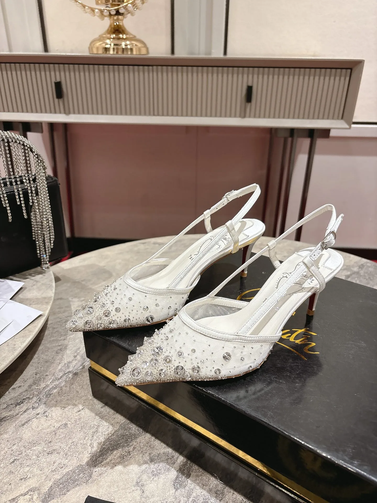👟👟Ex-factory price 740👟👟 🆑❥∙ Mesh seam drill (single shoe)🦋✪ꫛꫀw.✔︎ This style features a slightly pointed toe made from white mesh with crystal beads and diamonds, a 65mm heel height, hand-placed crystals added to the front, and our signature Louboutin red sole with Christian Louboutin's signature and heart-shaped imprint logo on the insole. Size: 34 yards-42 yards (34.40.41.42. Customized, non-returnable and non-exchangeable‼️) Heel height: 6.5cm Color: White Apricot
